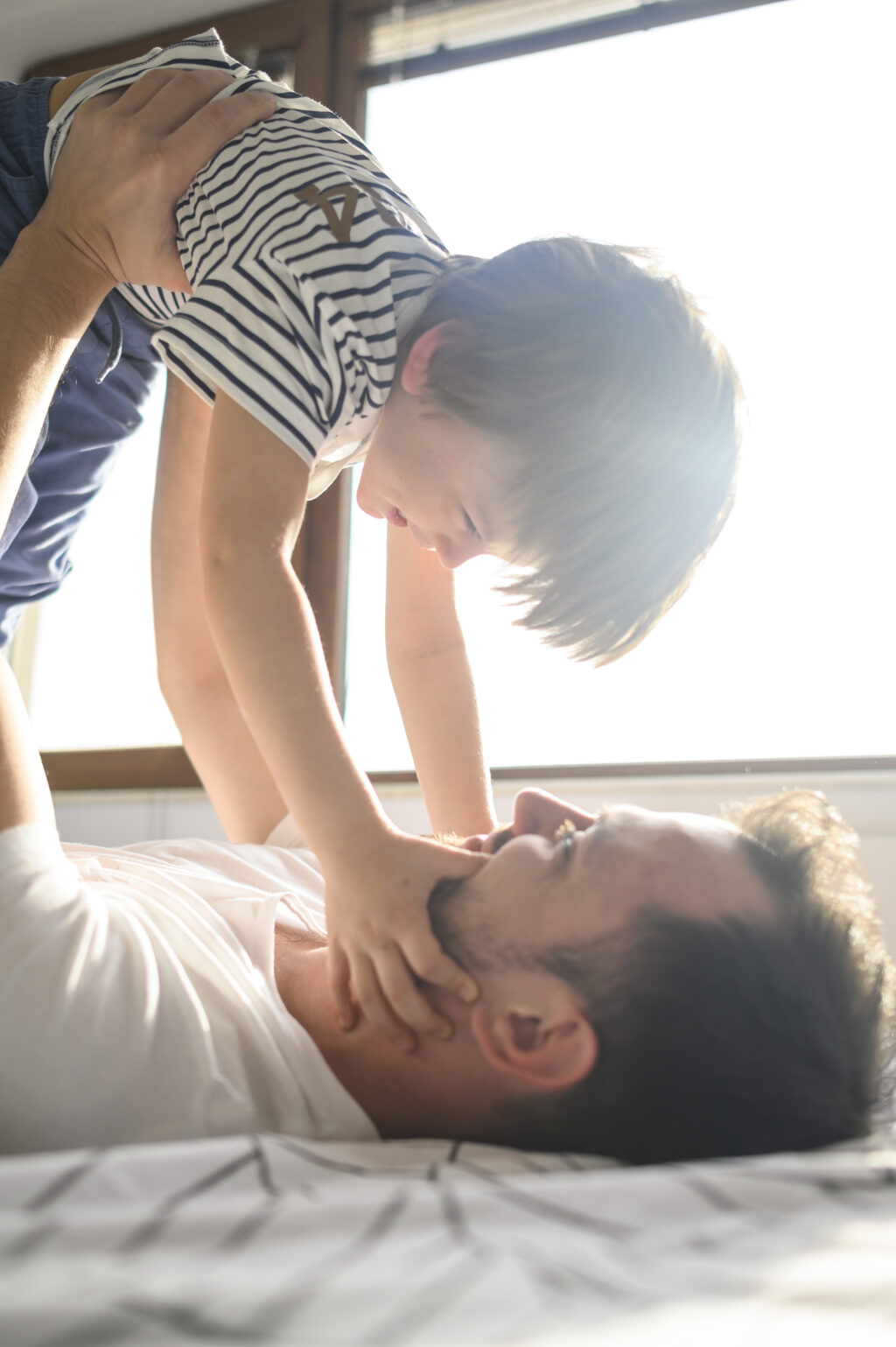 padre-juego-hijo-sonriente