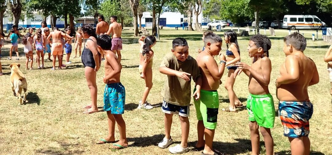 Gincana de agua en la Colonia de ATSA
